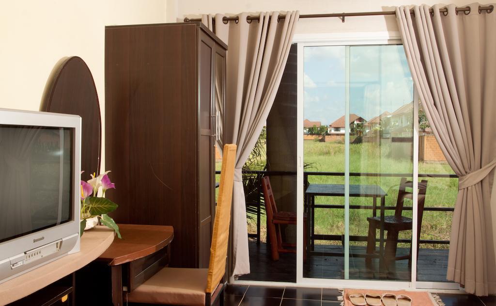 Baan Puang Petch Hotel Чиангмай Екстериор снимка